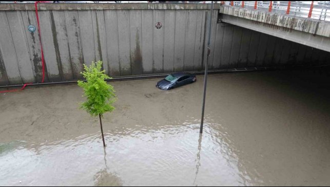 Malatya'yı sağanak vurdu: Araçlar yollarda mahsur kaldı