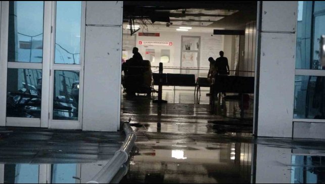 Sağanağın etkili olduğu Malatya'da hastanenin tavanı çöktü