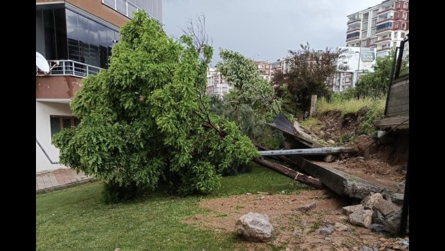 Malatya'da sağanak yağış site duvarını yıktı