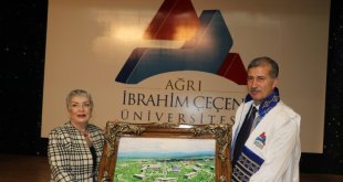 Mezuniyet coşkusunun yaşandığı AİÇÜ'de başarılı sporcular ödüllendirildi