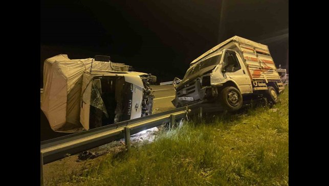 Kars'ta iki kamyonet çarpıştı: 3 yaralı