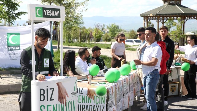 Muş'ta Yeşilay gönüllüleri öğrencileri bilgilendirici faaliyetlerle bağımlılıktan uzak tutuyor