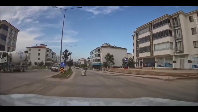 Elazığ'da şiddetli fırtına çöp konteynerini adeta gezintiye çıkardı