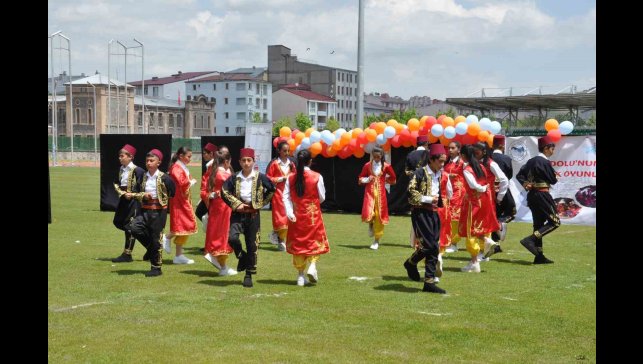 Kars'ta Halk Oyunları Şenliği renkli görüntülere sahne oldu