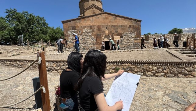 Van'da "22. Akdamar Çocuk ve Gençlik Tiyatroları Şenliği" sona erdi