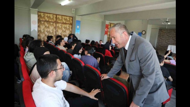 Ağrı Milli Eğitim Müdürü Kökrek'ten YKS öğrencilerine moral ziyareti