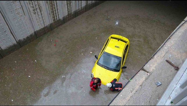 Malatya sağanak yağışa teslim: Yollar göle döndü
