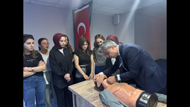 Sosyal Birliktelik Kulübü'nden hayat kurtaran etkinlik: Öğretmen adaylarına ilk yardım eğitimi