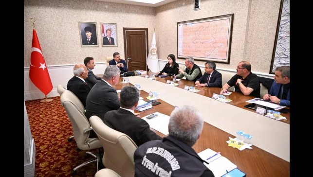 Uzundere'deki toprak kayması mercek altında