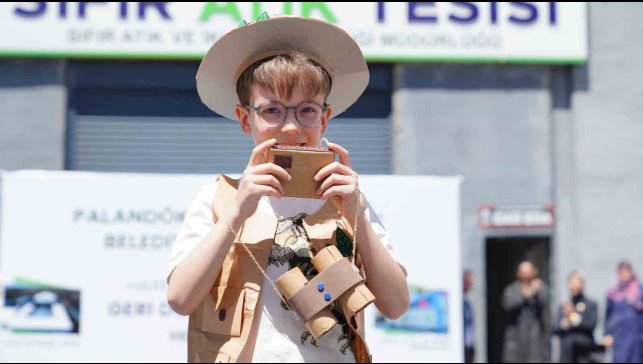 Geri dönüşüm defilesi renkli görüntülere neden oldu