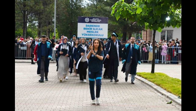 Malatya Turgut Özal Üniversitesi'nde mezuniyet coşkusu