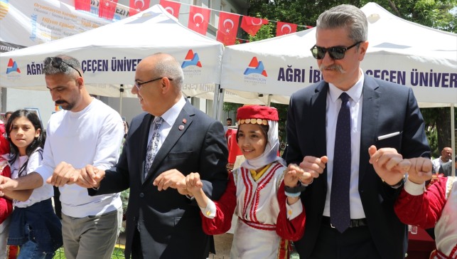 Ağrı'da kursiyer kadınların atık malzemelerden dönüştürdüğü el emeği ürünler sergilendi
