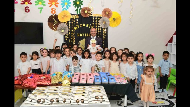 Miniklerin ilk karnesi Başkan Er'in elinden