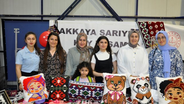 Çukurca'da yıl sonu sergisi düzenlendi