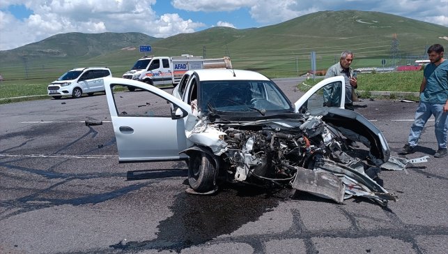 Ardahan'da kamyonet ve otomobilin çarpıştığı kazada sürücüler yaralandı