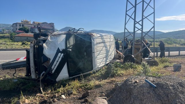 Bingöl'de takla atan hafif ticari araçtaki 5 kişi yaralandı