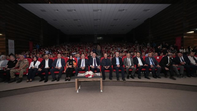 Bakan Tekin, Van'da Maarif Orkestrası ve Halk Dansları Topluluğu'nun gösterisini izledi: