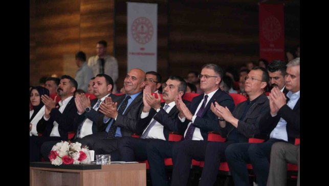 Bakan Tekin, Van'da Maarif Orkestrası ve Halk Dansları Topluluğu'nun gösterisini izledi