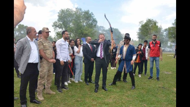 Bulanık'ta çocuklar şenlikte gönüllerince eğlendi