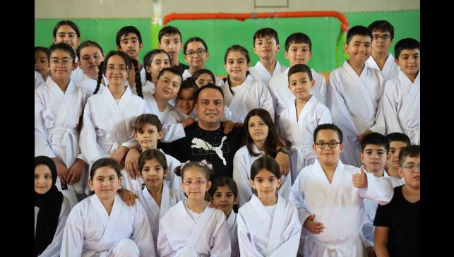 Milli antrenör polisten örnek davranış: 90 çocuğa gönüllü kurs veriyor