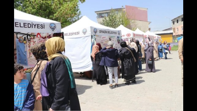 Diyadin'de kursiyer kadınlar atık malzemeleri sanate dönüştürdü