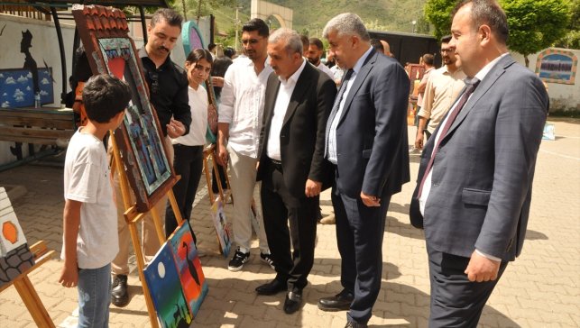 Güroymak'ta öğrencilerin resim sergisi açıldı
