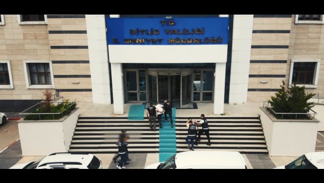 Otomobilin yedek lastiği içinde 4 kilo skunk uyuşturucu madde ele geçirildi