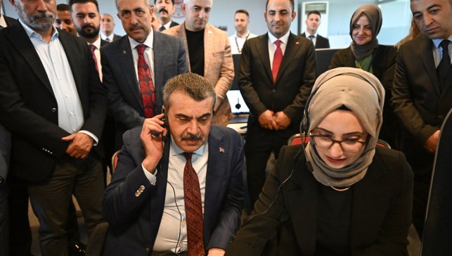 Bakan Tekin, Van'da Milli Eğitim Bakanlığı İletişim Merkezi'nde çağrı yanıtladı: