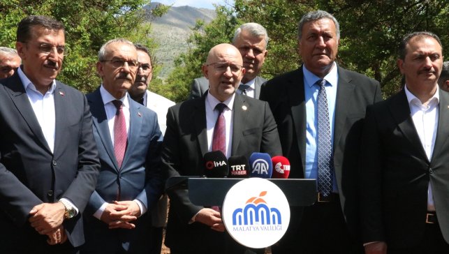 TBMM Zirai Don Olayını Araştırma Komisyonu üyeleri, Malatya'daki kayısı bahçelerinde incelemelerde bulundu