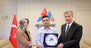 AİÇÜ’de “Akıllı Mercek” Ameliyatını Gerçekleştiren Doç. Dr. Yavuz Oruç’a Teşekkür Belgesi