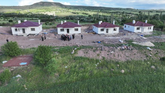 Depremlerden etkilenen Arguvan'da afet konutlarının yapımı sürüyor