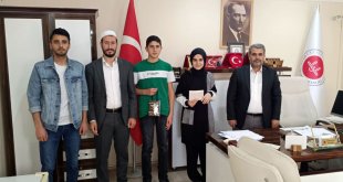Tutak'ta Umre Ödüllü Bilgi Yarışmasında Dereceye Giren Öğrenciler Ödüllendirildi