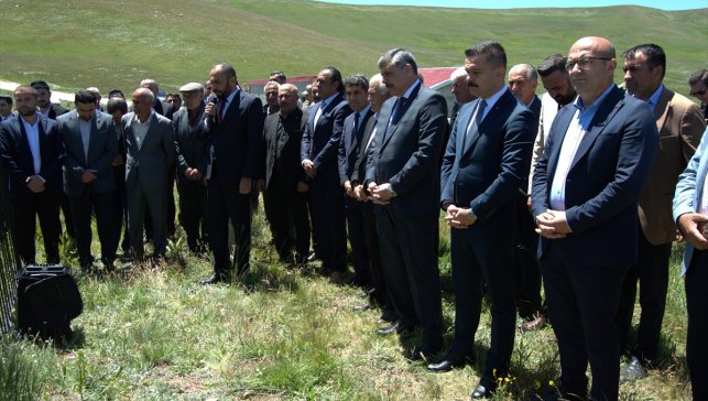Erzurum'da PKK'nın 6 yıl önce katlettiği amca ile yeğeni mezarları başında anıldı