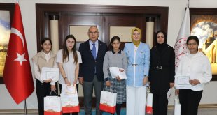 Ağrı'da ev ziyaretleriyle yeniden okula kazandırılan öğrenciler karne sevinci yaşadı