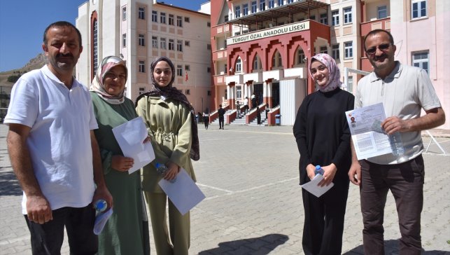 Van'da ikiz babalar, kızlarıyla YKS heyecanı yaşadı