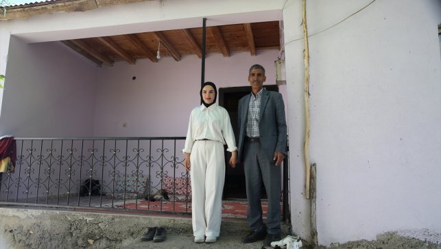 Sınav çıkışında kızını çiçekle karşıladı, sosyal medyada "yılın babası" ilan edildi