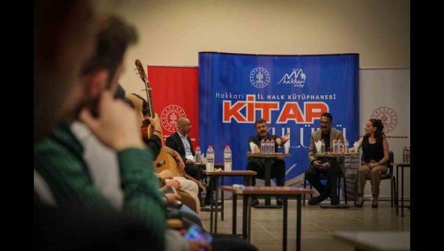 Vali Çelik, kütüphanede gençlerle bir araya geldi