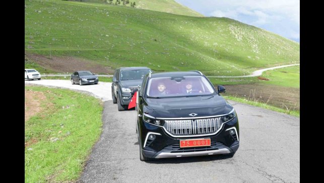 Ardahan'da köy yolları asfalt yerine beton kullanılarak yenileniyor