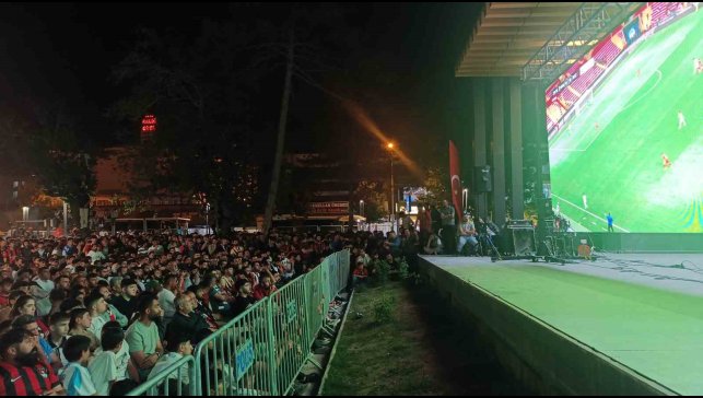 Vanspor FK taraftarları final coşkusunu dev ekranda yaşıyor