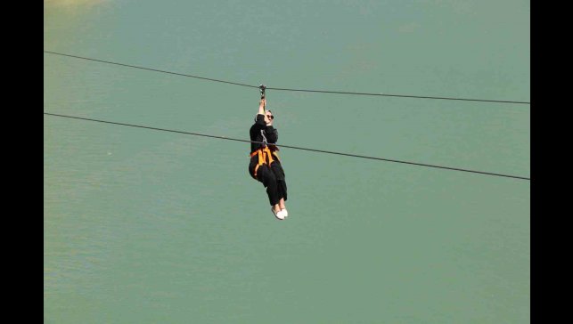 Fırat Nehri'nin muhteşem manzarası eşliğinde yapılan zipline ve tekne turu turistlerin vazgeçilmezi