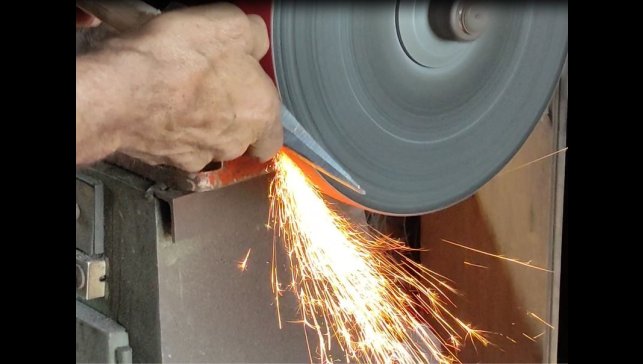 Kurbanlık bıçaklar bileniyor