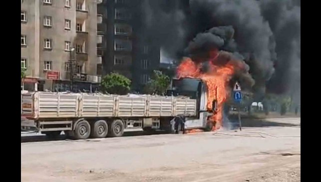 Yüksekova'da seyir halindeki tır alev alev yandı