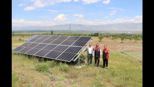 Kurduğu modern meyve bahçesinde teknolojinin imkanlarını kullanıyor