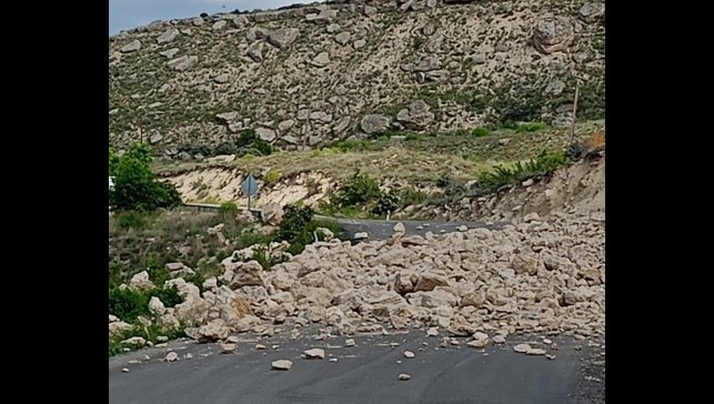 Darende'de heyelan riski nedeniyle yol ulaşıma kapatıldı