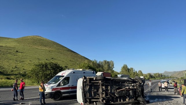 Bitlis'te minibüs ile otomobilin çarpıştığı kazada 2 kişi öldü, 1 kişi yaralandı
