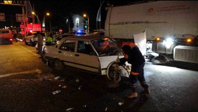 Malatya'da iki aracın karıştığı kazada ortalık savaş alanına döndü: 4 yaralı