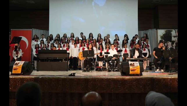 Ortaokul öğrencilerinden oluşan koro Neşet Ertaş türkülerini seslendirdi