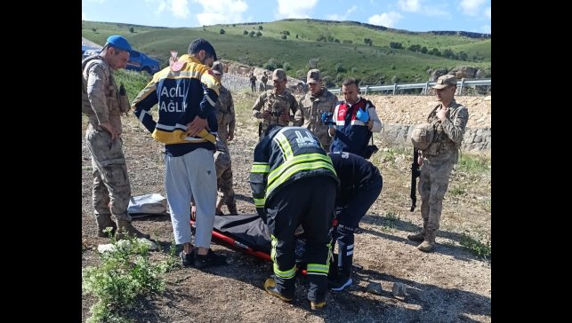 Dereye uçan araçta bir aile yok oldu