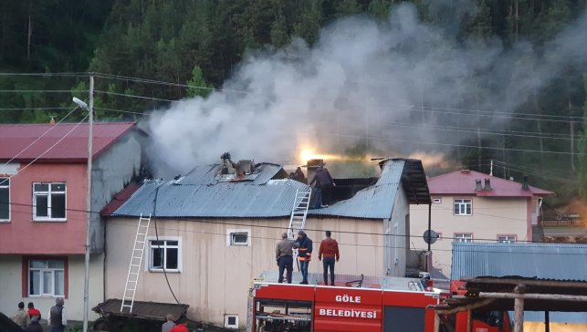 Erzurum'da çıkan yangında 2 katlı evin çatısı zarar gördü