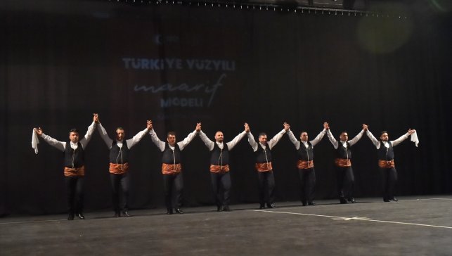 Erzurum Maarif Orkestrası ve Halk Dansları Topluluğu, sanatseverlerle buluştu